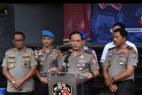 Wakil Kepala Kepolisian RI Komisaris Jenderal Gatot Eddy Pramono (kedua kanan) didampingi Ketua Satgas Antimafia Bola Brigadir Jenderal Pol Hendro Pandowo (kedua kiri), Kapolda Metro Jaya Irjen Pol Nana Sudjana (kanan), dan Kepala Bidang Humas Polda Metro Jaya Kombes Pol Yusri Yunus (kiri) memberikan keterangan kepada wartawan dalam konferensi pers terkait Satgas Antimafia Bola Jilid III di Polda Metro Jaya, Jakarta, Selasa (11/2/2020). Selain mengawasi dan memonitor pertandingan Liga 1, 2, dan 3, Satgas Antimafia Bola Jilid III juga bertugas mengawasi proses rekrutmen para pemain Piala Dunia U20 pada 2021. ANTARA FOTO/Aditya Pradana Putra/nym.