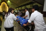 Pengurus membantu jemaat memasuki gereja untuk mengikuti Misa Hari Orang Sakit Sedunia yang ke-28 di Gereja Santa Maria Tak Bercela (SMTB), Surabaya, Jawa Timur, Selasa (11/2/2020). Misa yang diikuti sekitar 300 pasien dan lansia tersebut mengusung tema 