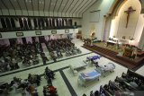 Jemaat mendengarkan khotbah saat mengikuti Misa Hari Orang Sakit Sedunia yang ke-28 di Gereja Santa Maria Tak Bercela (SMTB), Surabaya, Jawa Timur, Selasa (11/2/2020). Misa yang diikuti sekitar 300 pasien dan lansia tersebut mengusung tema 