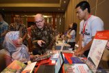 Konsul Jenderal Amerika Serikat di Surabaya Mark McGovern (tengah) berbincang dengan salah satu pengunjung saat Pameran Pendidikan Tinggi Amerika Serikat (Education USA Fair) di Surabaya, Jawa Timur, Selasa (11/2/2020). Pameran yang dihadiri oleh perwakilan dari 16 universitas AS tersebut guna memberikan informasi mengenai program pendidikan tinggi kepada calon mahasiswa yang ingin melanjutkan studi di Amerika Serikat. Antara Jatim/Moch Asim/zk.