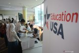 Pelajar melakukan registrasi untuk memasuki acara Pameran Pendidikan Tinggi Amerika Serikat (Education USA Fair) di Surabaya, Jawa Timur, Selasa (11/2/2020). Pameran yang dihadiri oleh perwakilan dari 16 universitas AS tersebut guna memberikan informasi mengenai program pendidikan tinggi kepada calon mahasiswa yang ingin melanjutkan studi di Amerika Serikat. Antara Jatim/Moch Asim/zk.