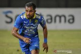 Pemain baru Persib Bandung Zulham Zamrun saat menjalani laga uji coba melawan Barito FC di Stadion Si Jalak Harupat, Kabupaten Bandung, Jawa Barat, Selasa (11/2/2020). Persib Bandung merekrut 6 orang pemain baru untuk memperkuat tim pada liga 1 musim 2020 yang akan bergulir pada akhir Februari mendatang. ANTARA JABAR/Raisan Al Farisi/agr