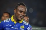 Pemain baru Persib Bandung Victor Igbonefo saat menjalani laga uji coba melawan Barito FC di Stadion Si Jalak Harupat, Kabupaten Bandung, Jawa Barat, Selasa (11/2/2020). Persib Bandung merekrut 6 orang pemain baru untuk memperkuat tim pada liga 1 musim 2020 yang akan bergulir pada akhir Februari mendatang. ANTARA JABAR/Raisan Al Farisi/agr