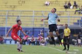 Pesepakbola Persela Lamongan,  Irafael Gomez De Olifiera (kanan) menghalau bola dari pesepakbola Persija Jakarta, Rezaldi Hehanusa (kiri) dalam kompetisi Piala Gubernur Jatim 2020 Grup B di Stadion Kanjuruhan, Malang, Jawa Timur, Selasa (11/2/2020). Persija berhasil mengalahkan Persela Lamongan dengan skor akhir 4-1. Antara Jatim/Ari Bowo Sucipto/zk