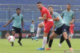 Pesepakbola Persija Jakarta, Marco Simic (dua kiri) berusaha melepaskan diri hadangan tiga pesepakbola Persela Lamongan dalam kompetisi Piala Gubernur Jatim 2020 Grup B di Stadion Kanjuruhan, Malang, Jawa Timur, Selasa (11/2/2020). Persija berhasil mengalahkan Persela Lamongan dengan skor akhir 4-1. Antara Jatim/Ari Bowo Sucipto/zk