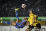 Pesepakbola Persib Bandung Wander Luiz melakukan tendangan salto ke gawang Barito FC saat menjalani laga uji coba di Stadion Si Jalak Harupat, Kabupaten Bandung, Jawa Barat, Selasa (11/2/2020). Dalam pertandingan tersebut Persib Bandung menang dengan skor 2-1. ANTARA JABAR/Raisan Al Farisi/agr