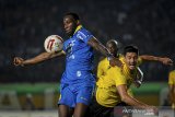 Pesepakbola Persib Bandung Geoffrey Castillion (kiri) Berebut bola dengan pesepakbola Barito FC Yashir Islame (kanan) saat menjalani laga uji coba di Stadion Si Jalak Harupat, Kabupaten Bandung, Jawa Barat, Selasa (11/2/2020). Dalam pertandingan tersebut Persib Bandung menang dengan skor 2-1. ANTARA JABAR/Raisan Al Farisi/agr