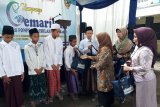 Asisten Perekonomian dan Pembangunan Kota Kediri Enny Endarjati saat memberikan cenderamata kepada para santri di Pondok Pesantren Al-Ishlah Kota Kediri, Jawa Timur, Selasa (11/2/2020). Kegiatan itu bagian dari kampanye gemar makan ikan. Antara Jatim/Asmaul Chusna/zk.