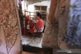 Perajin menyelesaikan pesanan batik di kelurahan paoman, Indramayu, Jawa Barat, Rabu (12/2/2020). Para pengusaha batik mengaku kesulitan melakukan regenerasi pembatik karena minimnya minat para pemuda menekuni batik sehingga usaha terancam gulung tikar. ANTARA JABAR/Dedhez Anggara/agr