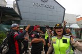 Polisi menenangkan sekelompok orang yang melakukan aksi di tempat hiburan malam Pentagon Jalan Tegalsari, Surabaya, Jawa Timur, Selasa (11/2/2020). Aksi sekelompok orang itu diduga terpicu oleh meninggalnya korban pengeroyokkan berinisial G P setelah menjalani perawatan di rumah sakit akibat dikeroyok oleh sejumlah orang di depan tempat tersebut pada Kamis (6/2/2020) dini hari. Antara Jatim/Didik/Zk