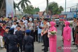 Kapolda Jambi Irjen Pol Firman Shantiyabudi dikalungi bunga
