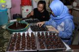 Perajin membuat kue kering di industri rumahan kawasan tropodo, Waru, Sidoarjo, Jawa Timur, Rabu (12/2/2020). Pelaku UMKM Indonesia hampir 80 persen diperkirakan belum memiliki akses terhadap pembiayaan bank lantaran belum mampu memenuhi kelaikan yang menjadi standar pemberian kredit. Antara Jatim/Umarul Faruq/zk