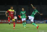 Pesepak bola Madura United Zah Rahan Krangar (kanan) berebut bola dengan pesepak bola Persik Sackie Teah Doe (kiri) saat pertandingan babak penyisihan Grup A Piala Gubernur Jawa Timur 2020 di Stadion Gelora Bangkalan (SGB), Bangkalan, Jawa Timur, Rabu (12/2/2020). Madura United mengalahkan Persik dengan skor akhir 1-0. Antara Jatim/Moch Asim/zk.