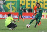 Pesepak bola Persebaya Patrick Wanggai (kanan) mencoba melewati hadangan penjaga gawang Bhayangkara FC Awan Setho (kiri) saat pertandingan penyisihan grup A Piala Gubernur Jawa Timur di Stadion Gelora Bangkalan (SGB), Bangkalan, Jawa Timur, Rabu (12/2/2020). Persebaya kalah lawan Bhayangkara FC dengan skor akhir 0-1. Antara Jatim/Moch Asim/zk.