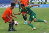 Pesepak bola Persebaya Rachmat Irianto (kanan) mencoba melewati hadangan pesepak bola Bhayangkara FC I Putu Gede (kiri) saat pertandingan penyisihan grup A Piala Gubernur Jawa Timur di Stadion Gelora Bangkalan (SGB), Bangkalan, Jawa Timur, Rabu (12/2/2020). Persebaya kalah lawan Bhayangkara FC dengan skor akhir 0-1. Antara Jatim/Moch Asim/zk.