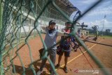 Sejumlah atlet panahan Jawa Barat menjalani sesi latihan di Arcamanik Sport Center, Bandung, Jawa Barat, Rabu (12/2/2020). Persatuan Panahan Indonesia (Perpani) Jawa Barat menyiapkan 16 atlet yang terdiri dari tujuh atlet putri dan sembilan atlet putra untuk bertanding di ajang PON XX di Papua pada Oktober mendatang. ANTARA JABAR/Raisan Al Farisi/agr