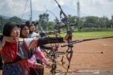 Sejumlah atlet panahan Jawa Barat menjalani sesi latihan di Arcamanik Sport Center, Bandung, Jawa Barat, Rabu (12/2/2020). Persatuan Panahan Indonesia (Perpani) Jawa Barat menyiapkan 16 atlet yang terdiri dari tujuh atlet putri dan sembilan atlet putra untuk bertanding di ajang PON XX di Papua pada Oktober mendatang. ANTARA JABAR/Raisan Al Farisi/agr