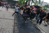 Polisi menenangkan sekelompok orang yang melakukan aksi di tempat hiburan malam Pentagon Jalan Tegalsari, Surabaya, Jawa Timur, Selasa (11/2/2020). Aksi sekelompok orang itu diduga terpicu oleh meninggalnya korban pengeroyokkan berinisial G P setelah menjalani perawatan di rumah sakit akibat dikeroyok oleh sejumlah orang di depan tempat tersebut pada Kamis (6/2/2020) dini hari. Antara Jatim/Didik/Zk