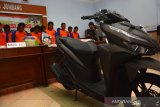 Tersangka dan barang bukti tindak kriminal saat rilis di Mapolres Jombang, Jawa Timur, Rabu (12/2/2020). Selama 11 hari Polres Jombang berhasil mengungkap 18 kasus narkotika dengan barang bukti sabu 5,58 gram, pil dobel L sebanyak 3.532 butir serta dua kasus persetubuhan anak dibawah umur, curat dan curanmor. Ada 28 orang tersangka yang berhasil diamankan. Antara Jatim/Syaiful Arif/zk.