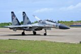 Pesawat tempur milik TNI AU jenis Sukhoi SU-30 mendarat di Lanud El Tari Kupang, NTT, Rabu (12/2/2020). Sebanyak empat unit pesawat tempur jenis Sukhoi SU-30 didatangkan ke Kupang untuk mengelar patroli Lintas Panah 2020 dalam rangka mengamankan wilayah udara Indonesia yang berbatasan dengan Timor Leste dan Australia. ANTARA FOTO/Kornelis Kaha/nym.