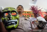 Kapolres Gorontalo Kota AKBP Desmont Harjendro Agitson Putra menujukan barang bukti kepada wartawan di Mapolres Gorontalo Kota, Kota Gorontalo, Gorontalo, Selasa (11/2). Polisi menangkap dua tersangka berinisial SA (19) dan IH (17) pelaku penyerangan menggunakan panah wayer (rakitan) yang menyebabkan korbannya harus menjalani perawatan karena anak panah menembus leher, dalam beberapa bulan terakhir kasus serupa marak terjadi di daerah itu. (ANTARA FOTO/Adiwinata Solihin)