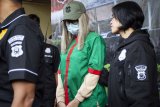 Polisi menghadirkan artis Lucinta Luna (tengah) pada rilis kasus narkoba di Polres Metro Jakarta Barat, Rabu (12/2/2020). Lucinta Luna ditetapkan sebagai tersangka kasus kepemilikan narkoba dengan barang bukti dua butir pil ekstasi, tujuh butir pil riklona dan lima butir pil tramadol setelah ditangkap di sebuah apartemen di kawasan Tanah Abang, Jakarta Pusat. ANTARA FOTO/Dhemas Reviyanto/nym.