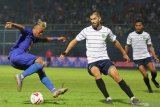 Pesepakbola Arema FC, Yodo (kiri) berusaha melewati hadangan pesepakbola Persela Lamongan, Jasmin Mecinovic (tengah) dan M. Zaenuri (kanan) dalam pertandingan Piala Gubernur Jatim Grup B di Stadion Kanjuruhan, Malang, Jawa Timur, Kamis (13/2/2020). Arema mengalahkan Persela dengan skor akhir 3-1. Antara Jatim/Ari Bowo Sucipto/zk