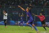 Pesepakbola Arema FC, Yodo (tengah) melakukan selebrasi gol disaksikan wasit Tabrani (kanan) dalam pertandingan Piala Gubernur Jatim Grup B di Stadion Kanjuruhan, Malang, Jawa Timur, Kamis (13/2/2020). Arema mengalahkan Persela dengan skor akhir 3-1. Antara Jatim/Ari Bowo Sucipto/zk