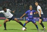 Pesepakbola Arema FC, Yodo (tengah) berusaha melewati hadangan pesepakbola Persela Lamongan, Jasmin Mecinovic (kanan) dan M Zaenuri (kiri) dalam pertandingan Piala Gubernur Jatim Grup B di Stadion Kanjuruhan, Malang, Jawa Timur, Kamis (13/2/2020). Arema mengalahkan Persela dengan skor akhir 3-1. Antara Jatim/Ari Bowo Sucipto/zk