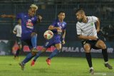 Pesepakbola Persela Lamongan, Jasmin Mecinovic (kanan) berusaha menghalangi bola yang ditendang pesepakbola Arema FC, Yodo (kiri) dalam pertandingan Piala Gubernur Jatim Grup B di Stadion Kanjuruhan, Malang, Jawa Timur, Kamis (13/2/2020). Arema mengalahkan Persela dengan skor akhir 3-1. Antara Jatim/Ari Bowo Sucipto/zk