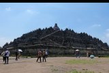 Sejumlah wisatawan berjalan di halaman Candi Borobudur di Kompleks Taman Wisata Candi Borobudur, Magelang, Jawa Tengah, Kamis (13/2/2020). Pihak Balai Konservasi Borobudur (BKB) membatasi kunjungan wisatawan dengan menutup lantai sembilan dan sepuluh Candi Borobudur mulai Kamis (13/2/2020) sampai waktu yang tidak ditentukan yang bertujuan untuk pengawasan dan penyelamatan candi dari potensi kerusakan. ANTARA FOTO/Anis Efizudin/nym.