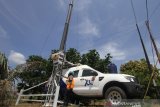 Teknisi melakukan perawatan perangkat Mobile Base Transceiver Station (M-BTS) milik XL Axiata yang menjangkau pelanggan di kawasan Sekumpul, Martapura, Kabupaten Banjar, Kalimantan Selatan, Kamis (13/2/2020). Pemeliharaan ini guna mendukung kelancaran jaringan telekomunikasi dan data pada agenda â??Haul Guru Sekumpul ke-15â? yang puncaknya akan berlangsung pada 1 Maret 2020, pada tahun 2019, XL Axiata memiliki infrastruktur jaringan 4G LTE yang telah masuk ke semua atau 13 kota/kabupaten di Kalsel dengan total lebih dari 650 BTS 4G dan lebih dari 1.000 BTS 3G. Foto Antaranews Kalsel/Bayu Pratama S.