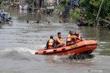  Tim SAR gabungan bersama Prajurit Intai Amfibi 2 Marinir melakukan pencarian korban tenggelam di sungai Pucang, Sidoarjo, Jawa Timur, Kamis (13/2/2020). SAR gabungan yang terdiri dari Basarnas, Badan Penangggulangan Bencana Daerah, Tagana, TNI dan relawan masih terus berupaya melakukan pencarian korban dalam insiden tiga pelajar tenggelam di Kali Pucang Sidoarjo. Antara Jatim/Umarul Faruq/zk