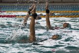 Sejumlah atlet renang artistik kontingen Jawa Barat menjalani sesi latihan di kolam renang prestasi, komplek GOR Pajajaran, Bandung, Jawa Barat, Kamis (13/2/2020). Persatuan Renang Seluruh Indonesia (PRSI) Jawa Barat menyiapkan 8 atlet putri untuk nomor renang artistik bertanding di PON XX Papua pada bulan Oktober mendatang dan menargetkan tiga medali emas. ANTARA JABAR/Raisan Al Farisi/agr