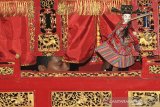 Seniman dari yayasan Fu He An mementaskan kesenian wayang potehi di Klenteng An Tjeng Bio, Indramayu, Jawa Barat, Kamis (13/2/2020). Pertunjukan tersebut untuk mengenalkan kesenian wayang Potehi sekaligus dalam rangka memeriahkan tahun baru Imlek. ANTARA JABAR/Dedhez Anggara/agr