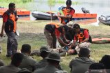 Personel Brimob Polda Jatim mengikjuti latihan peningkatan kemampuan Search And Rescue (SAR) dalam rangka Kontijensi Aman Nusa II Menghadapi Bencana di Wilayah Polda Jatim 2020 di Waduk Widas, Kabupaten Madiun, Jawa Timur, Kamis (13/2/2020). Latihan yang diikuti 250 personel Brimob tersebut dimaksudkan untuk meningkatkan kemampuan SAR guna kesiapsiagaan menghadapi kemungkinan terjadi bencana. Antara Jatim/Siswowidodo/zk