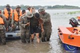 Personel Brimob Polda Jatim mengikjuti latihan peningkatan kemampuan Search And Rescue (SAR) dalam rangka Kontijensi Aman Nusa II Menghadapi Bencana di Wilayah Polda Jatim 2020 di Waduk Widas, Kabupaten Madiun, Jawa Timur, Kamis (13/2/2020). Latihan yang diikuti 250 personel Brimob tersebut dimaksudkan untuk meningkatkan kemampuan SAR guna kesiapsiagaan menghadapi kemungkinan terjadi bencana. Antara Jatim/Siswowidodo/zk