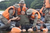 Personel Brimob Polda Jatim mengikjuti latihan peningkatan kemampuan Search And Rescue (SAR) dalam rangka Kontijensi Aman Nusa II Menghadapi Bencana di Wilayah Polda Jatim 2020 di Waduk Widas, Kabupaten Madiun, Jawa Timur, Kamis (13/2/2020). Latihan yang diikuti 250 personel Brimob tersebut dimaksudkan untuk meningkatkan kemampuan SAR guna kesiapsiagaan menghadapi kemungkinan terjadi bencana. Antara Jatim/Siswowidodo/zk