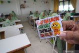 Petugas dari Dinas Pendidikan Kota Surabaya menujukkan temuan barang bawaan pelajar saat melakukan sidak di SMP Negeri 11, Surabaya, Jawa Timur, Kamis (13/2/2020). Sidak tersebut dilakukan sebagai tindakan pencegahan untuk menekan kenakalan dan perbuatan yang mempengaruhi sikap dan mental pelajar. Antara Jatim/Moch Asim/zk.