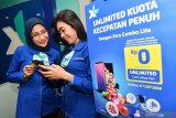  Petugas mengaktifkan paket data 'unlimited' kuota kecepatan penuh saat peluncuran layanan tersebut di GrahaXL Pemuda, Surabaya, Jawa Timur,  Kamis (13/2/2020). Peluncuran layanan itu diharapkan dapat memenuhi kebutuhan penggunanaan internet cepat bagi masayarakat di wilayah Jawa Timur.  Antara Jatim/Zabur Karuru