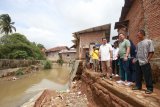 Rycko Menoza tinjau pondasi penahan air sungai roboh