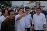 Menteri BUMN Erick Thohir (kedua kiri) berbincang dengan Menteri Agraria dan Tata Ruang/Kepala Badan Pertanahan Nasional (ATR/BPN) Sofyan Djalil (kiri), Menteri Pariwisata dan Ekonomi Kreatif (Menparekraf) Wishnutama Kusubandio (kedua kanan) dan Direktur Utama PT Pelabuhan Indonesia III (Persero) Doso Agung (kanan) saat meninjau rencana pengembangan Pelabuhan Benoa, Denpasar, Bali, Jumat (14/2/2020). Pemerintah berencana mengembangkan Pelabuhan Benoa menjadi pelabuhan pusat pariwisata maritim atau “Benoa Maritime Tourism Hub” yang ditargetkan selesai pada Desember 2023. ANTARA FOTO/Nyoman Hendra Wibowo/nym