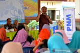 PIC Pengembangan Kapasitas Usaha (PKU) PT Permodalan Nasional Madani Cabang Surabaya, Dicky Irwanto (kanan) memberikan motivasi saat temu nasabah program Membina Ekonomi Keluarga Sejahtera (Mekaar) di kantor Kecamatan Balongpanggang, Kabupaten Gresik, Jawa Timur, Jumat (14/2/2020). Kegiatan yang diikuti ratusan nasabah tersebut digelar sebagai upaya meningkatkan semangat para nasabah PNM Mekaar untuk mengembangkan usahanya. Antara Jatim/Syaiful Arif/zk