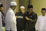 Menteri Agama Fachrul Razi (kanan) menerima cinderamata berupa kaos dari pengasuh pondok pesantren Lirboyo kyai Kafabihi Mahrus (kiri) saat menghadiri penutupan Forum Musyawarah Pondok Pesantren se-Jawa Madura ke-36 di Pondok Pesantren Lirboyo, Kota Kediri, Jawa Timur, Kamis (13/2/2020) malam. Kegiatan tahunan tersebut guna membahas permasalahan kehidupan bermasyarakat melalui pendekatan agama untuk kemaslahatan umat. Antara Jatim/Prasetia Fauzani/zk