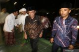 Menteri Agama Fachrul Razi (tengah) berjalan menuju kegiatan penutupan Forum Musyawarah Pondok Pesantren se-Jawa Madura ke-36 di Pondok Pesantren Lirboyo, Kota Kediri, Jawa Timur, Kamis (13/2/2020) malam. Kegiatan tahunan tersebut guna membahas permasalahan kehidupan bermasyarakat melalui pendekatan agama untuk kemaslahatan umat. Antara Jatim/Prasetia Fauzani/zk