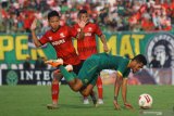 Pesepak bola Persebaya Ricky Kambuaya (kanan) terjatuh saat berebut bola dengan pesepak bola Madura United Syahrian Abimanyu (kiri) pada pertandingan babak penyisihan Grup A Piala Gubernur Jawa Timur 2020 di Stadion Gelora Bangkalan (SGB), Bangkalan, Jawa Timur, Jumat (14/2/2020). Persebaya lolos ke babak semifinal setelah mengalahkan Madura United dengan skor akhir 4-2. Antara Jatim/Moch Asim/zk.