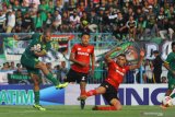 Pesepak bola Persebaya David Da Silva (kiri) mencoba melepaskan tendangan dengan dihadang pesepak bola Madura United Jaimerson Da Silva (kanan) dan Asep Berlian (tengah) saat pertandingan babak penyisihan Grup A Piala Gubernur Jawa Timur 2020 di Stadion Gelora Bangkalan (SGB), Bangkalan, Jawa Timur, Jumat (14/2/2020). Persebaya lolos ke babak semifinal setelah mengalahkan Madura United dengan skor akhir 4-2. Antara Jatim/Moch Asim/zk.