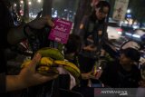 Warga menunjukkan buah pisang yang telah dibagikan pada aksi kasih sayang terhadap Orang Utan Banana Not Bullet di Bandung, Jawa Barat, Jumat (14/2/2020). Aksi yang dilakukan serentak dibeberapa kota di Indonesia seperti Jakarta dan Yogyakarta tersebut merupakan kampanye kepedulian atas sejumlah kasus Orang Utan yang tertembak peluru senapan angin yang mencapai 54 kasus dengan 900 peluru diberbagai kawasan hidup Orang Utan di Indonesia. ANTARA JABAR/Novrian Arbi/agr