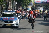 Sejumlah peserta Banda Aceh Dirt Bike 5 Adventure memacu sepeda motornya saaat pelepasan di Taman Sari Banda Aceh, Sabtu (15/2/2020). Sebanyak 545 rider dari sejumlah provinsi di Indonesia dan juga rider dari Malaysia yang mengikuti Banda Aceh Dirt Bike 5 Adventure itu menjelajah hutan dan pegunungan serta menyinggahi sejumlah perkampungan penduduk di Aceh Besar dalam rangka promosi wisata dan mengenal kultur budaya Aceh. Antara Aceh/Ampelsa. 