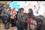 Sejumlah Warga Negara Indonesia (WNI) yang dievakuasi dari Wuhan, Provinsi Hubei, China berjalan memasuki terminal keberangkatan di Bandara Halim Perdana Kusuma, Jakarta, Sabtu (15/2/2020). Pemerintah melalui Kementerian Kesehatan secara resmi telah memulangkan 238 WNI ke daerah masing-masing karena telah dinyatakan sehat seusai menjalani observasi selama 14 hari di Ranai, Natuna. ANTARA FOTO/M Risyal Hidayat/nym